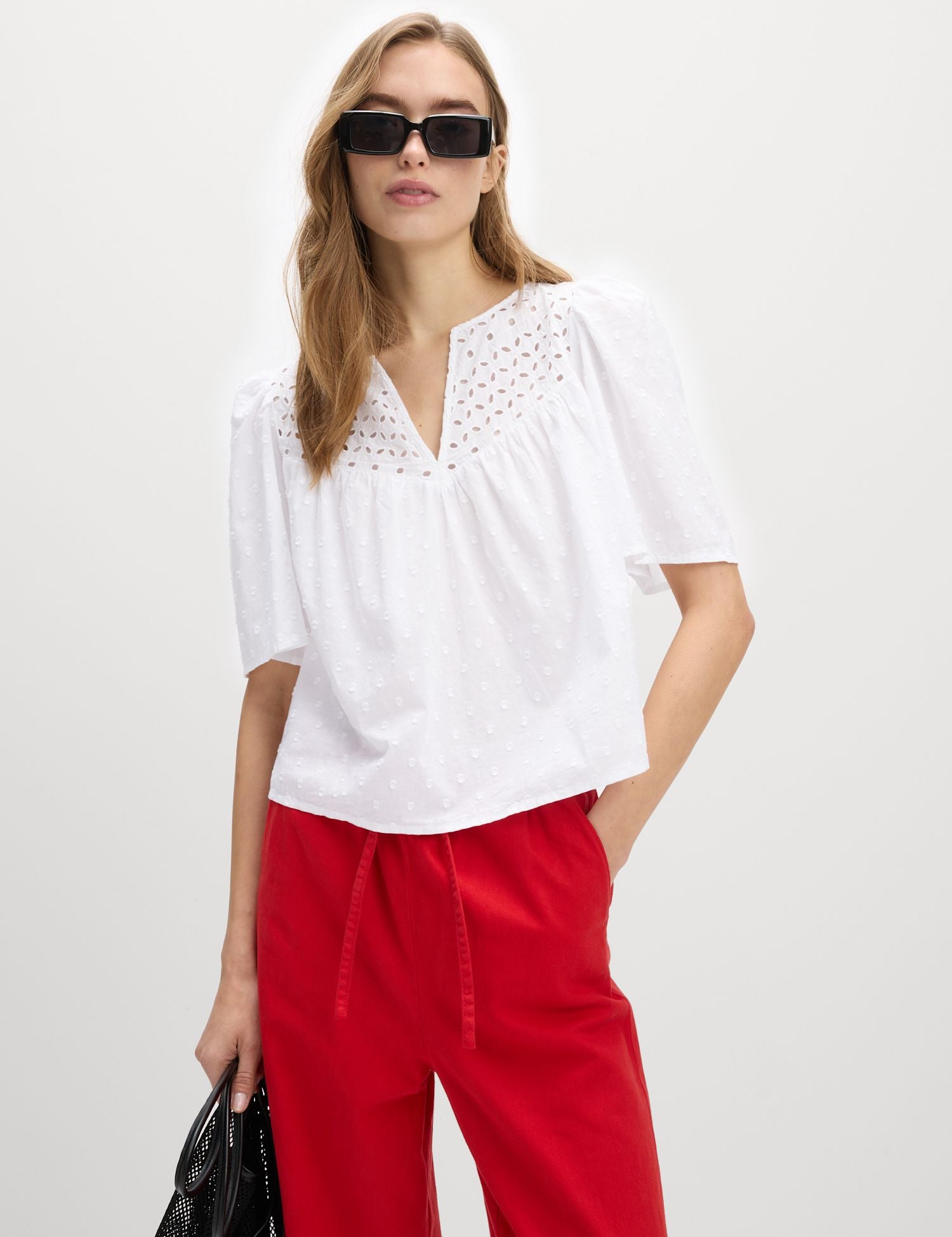 Blusa bordada de manga corta