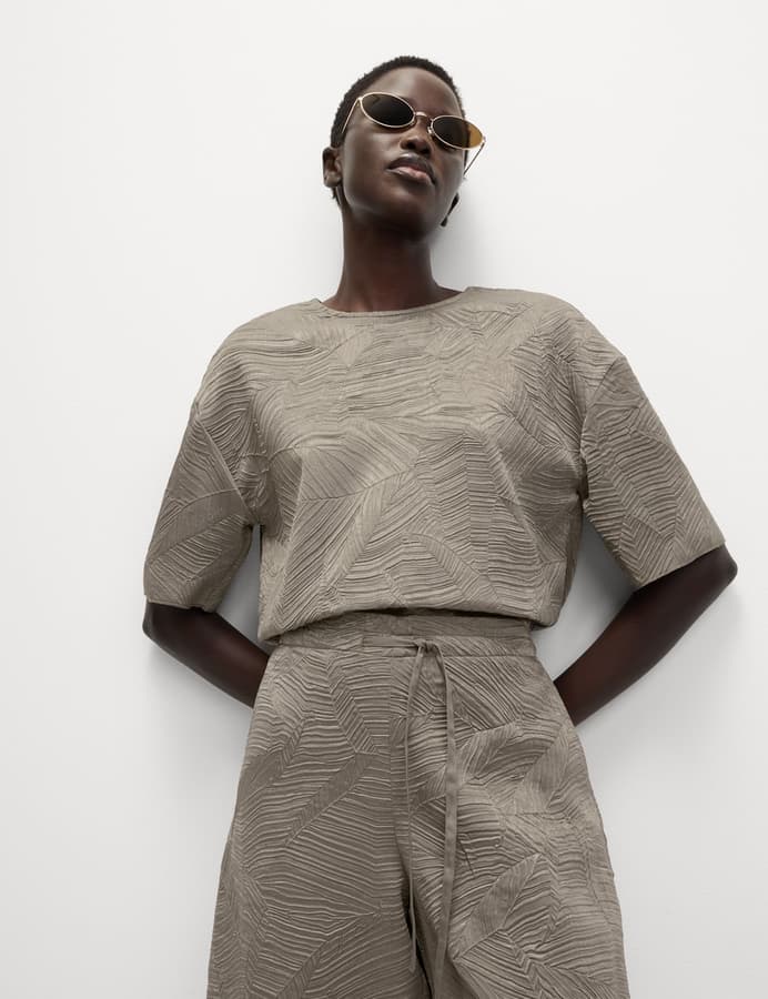 Top de manga corta con estampado en relieve