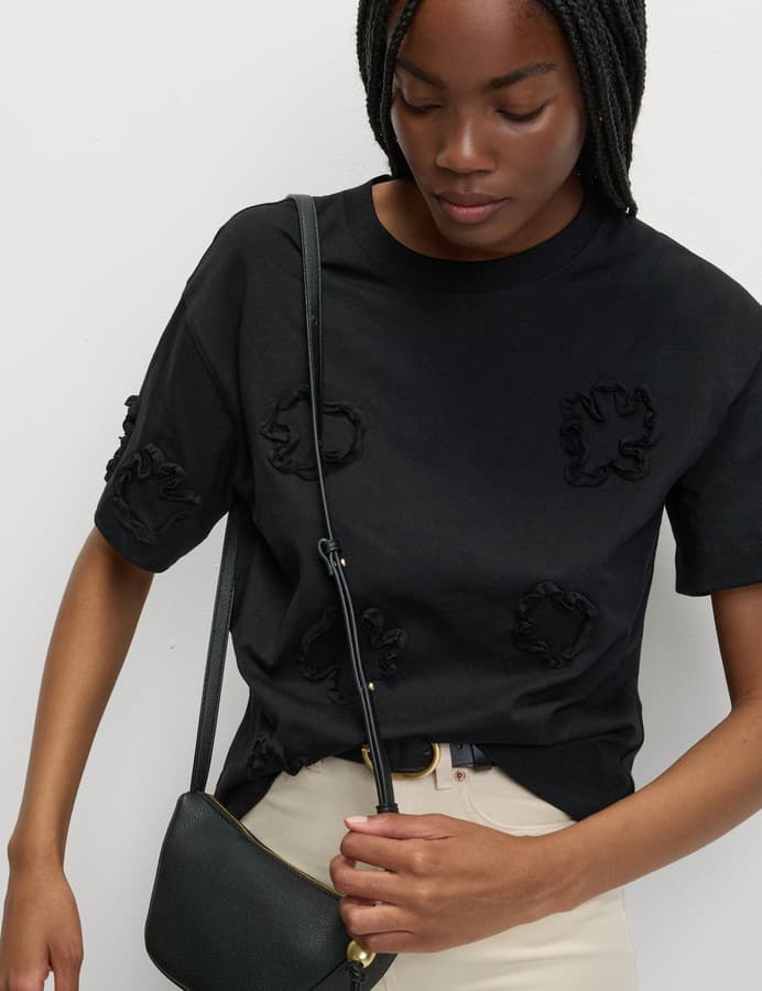 Top de manga corta con apliques