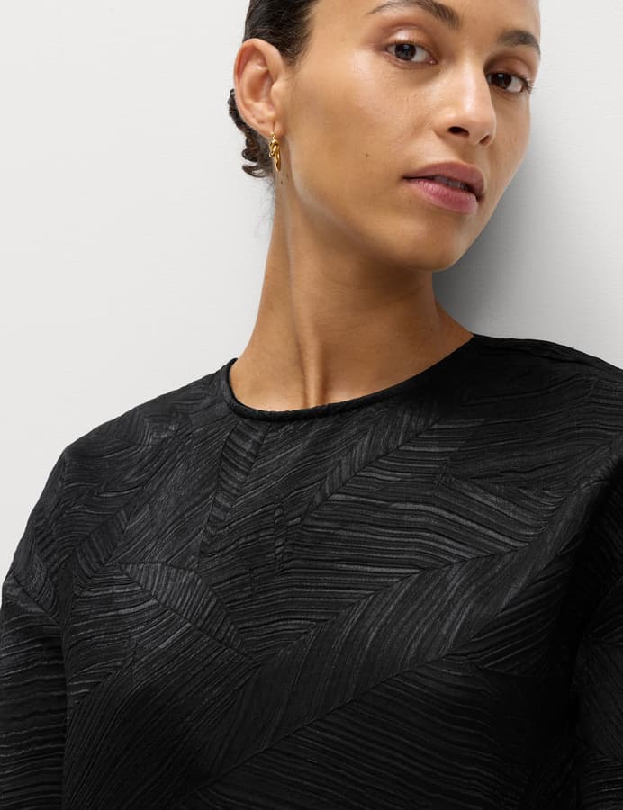 Top de manga corta con estampado en relieve