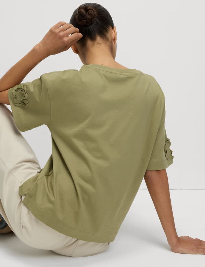 Top de manga corta con apliques