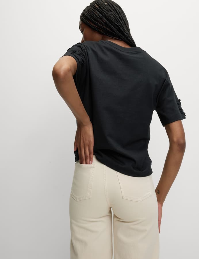 Top de manga corta con apliques