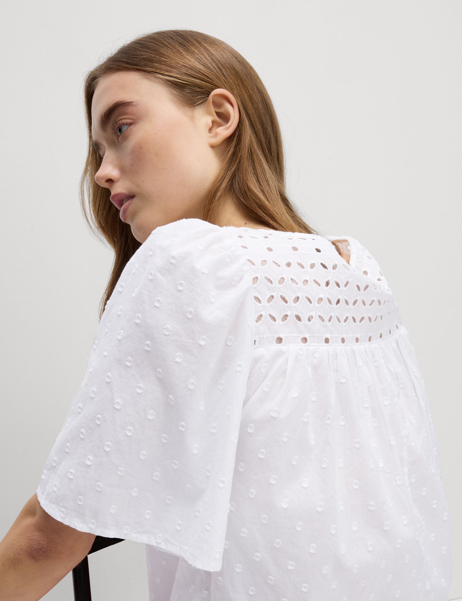 Blusa bordada de manga corta