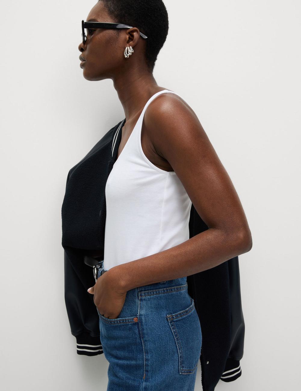 Top básico sin mangas con escote cuadrado