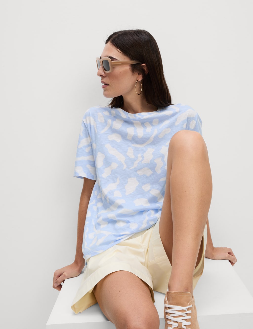 Camiseta básica de manga corta y escorte pico de corte relax