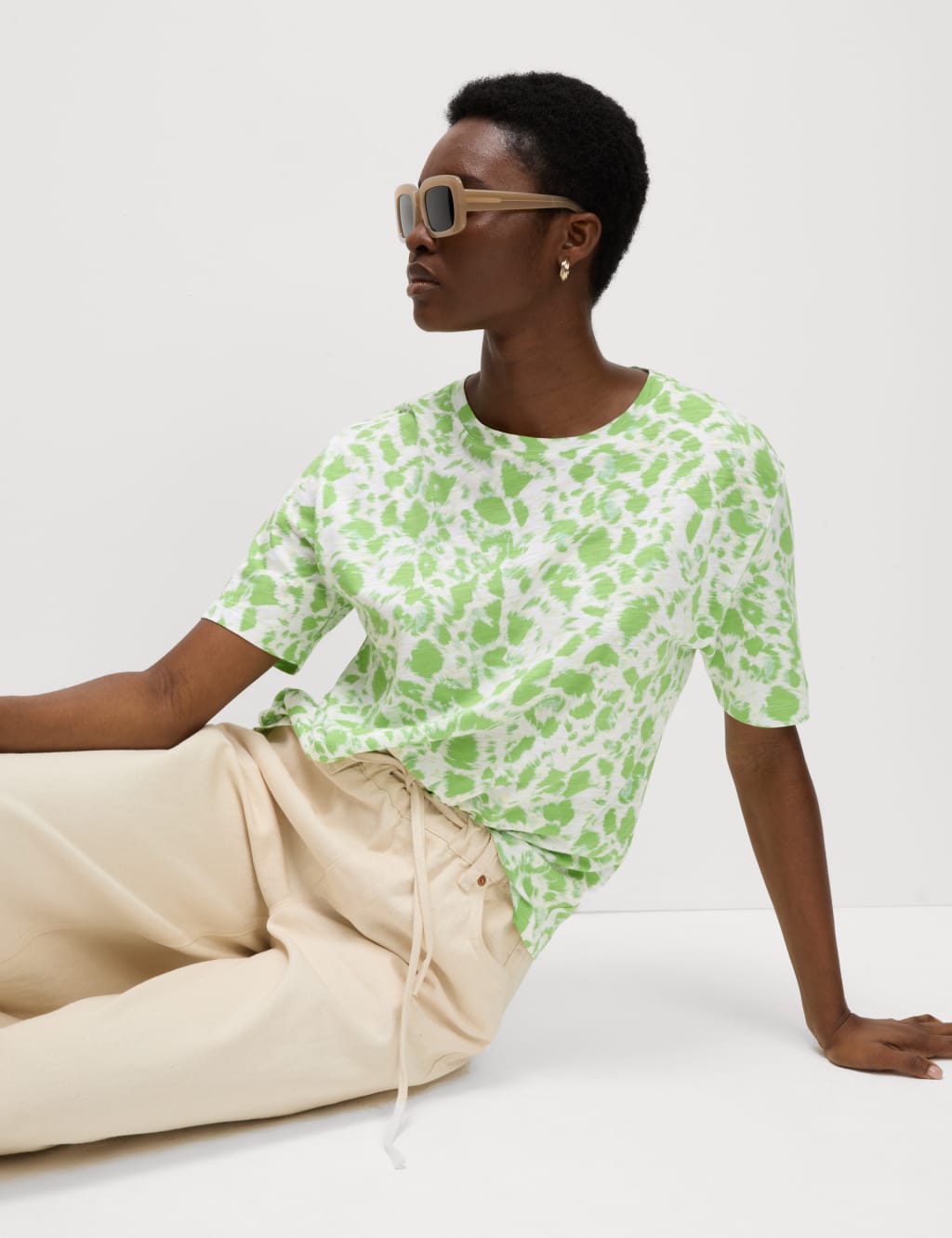 Camiseta básica de manga corta y escorte pico de corte relax