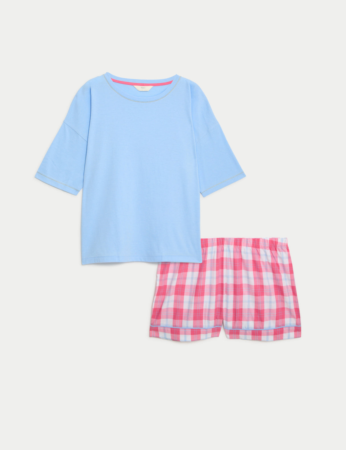 Pijama con pantalón corto de tela y top en punto de manga corta