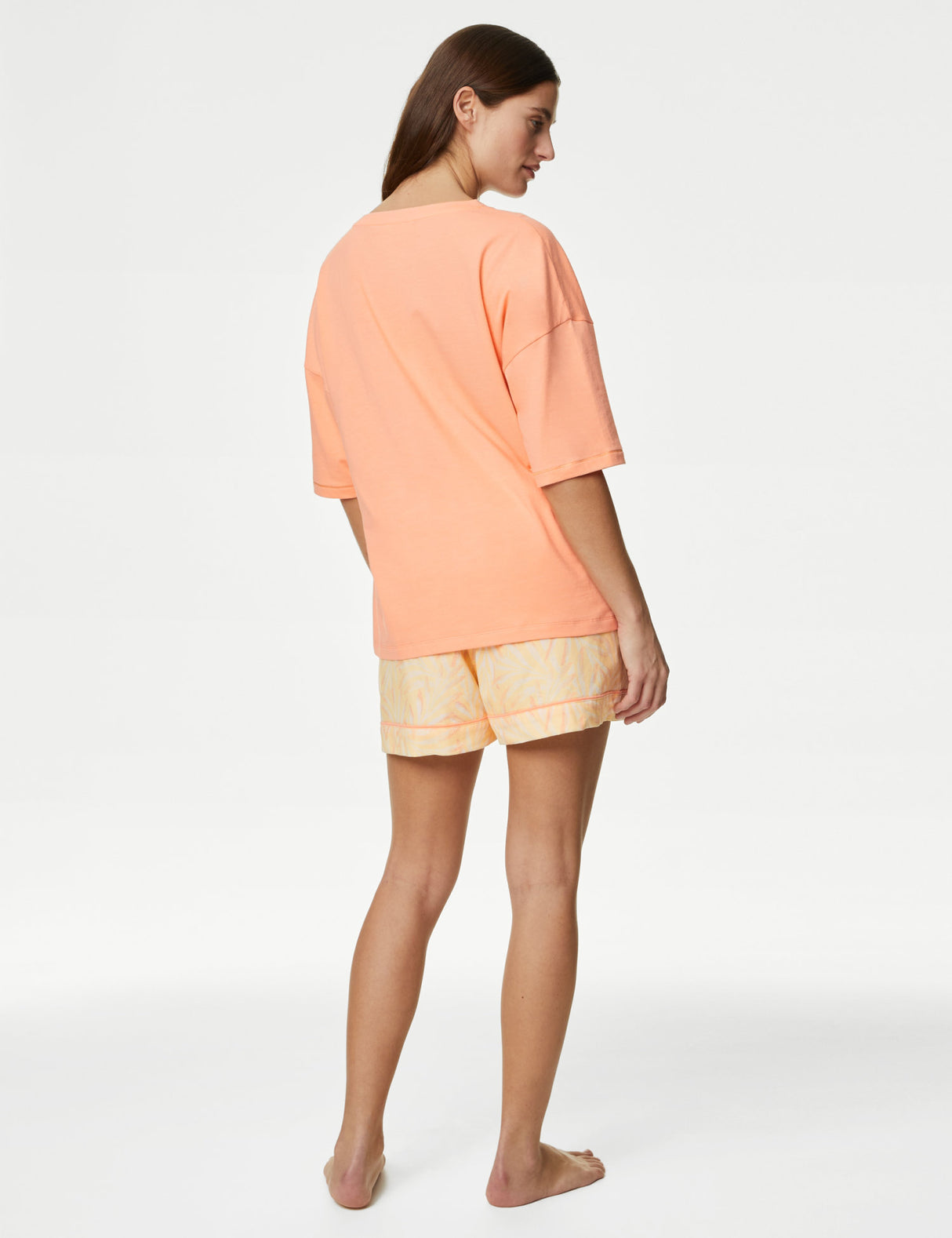 Pijama con pantalón corto de tela y top en punto de manga corta