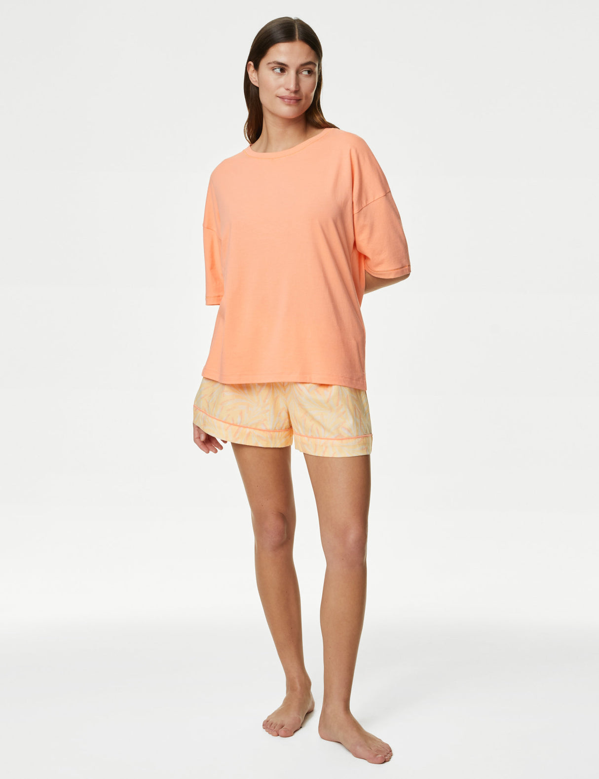 Pijama con pantalón corto de tela y top en punto de manga corta