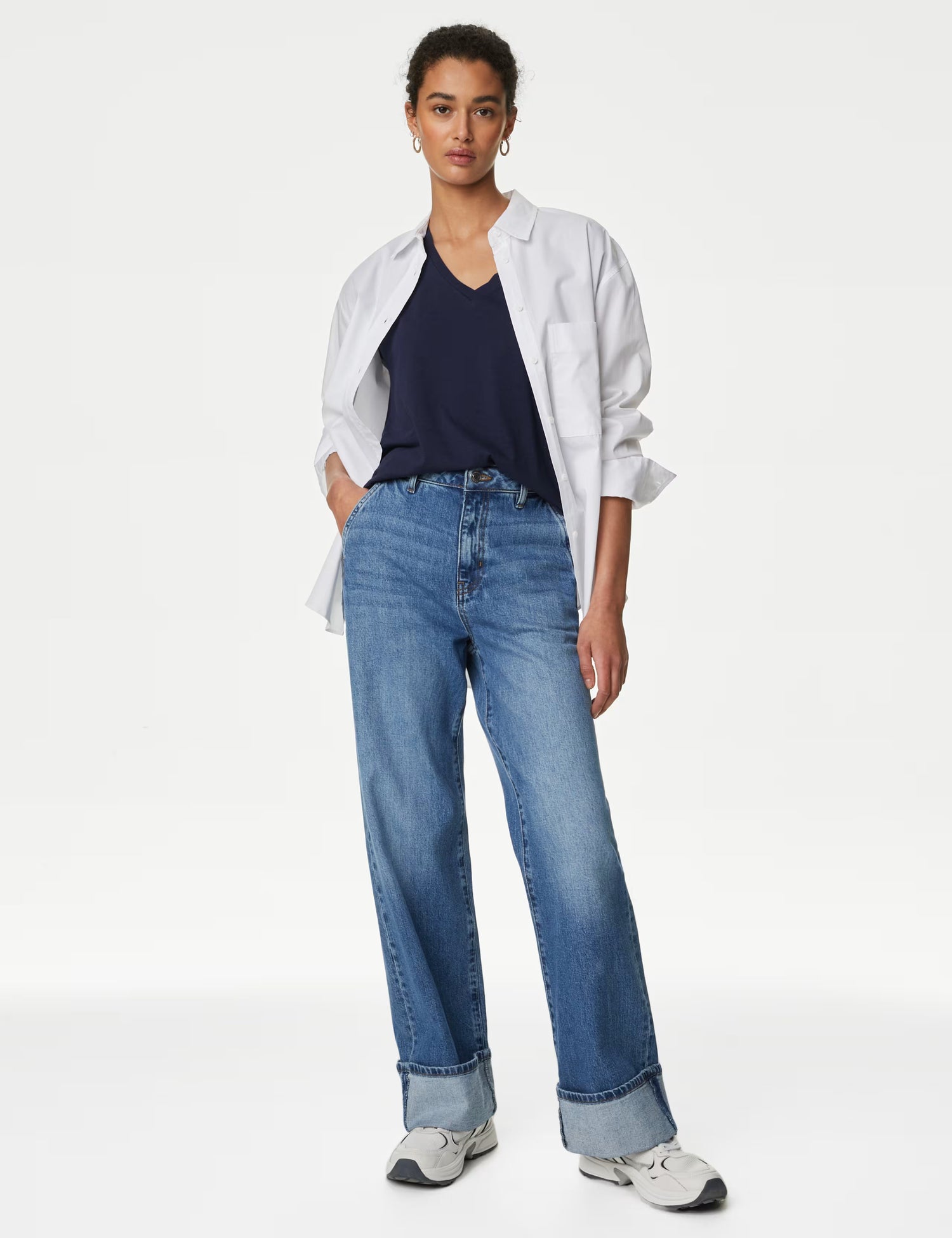 Camiseta básica de manga corta y escote pico de corte relax