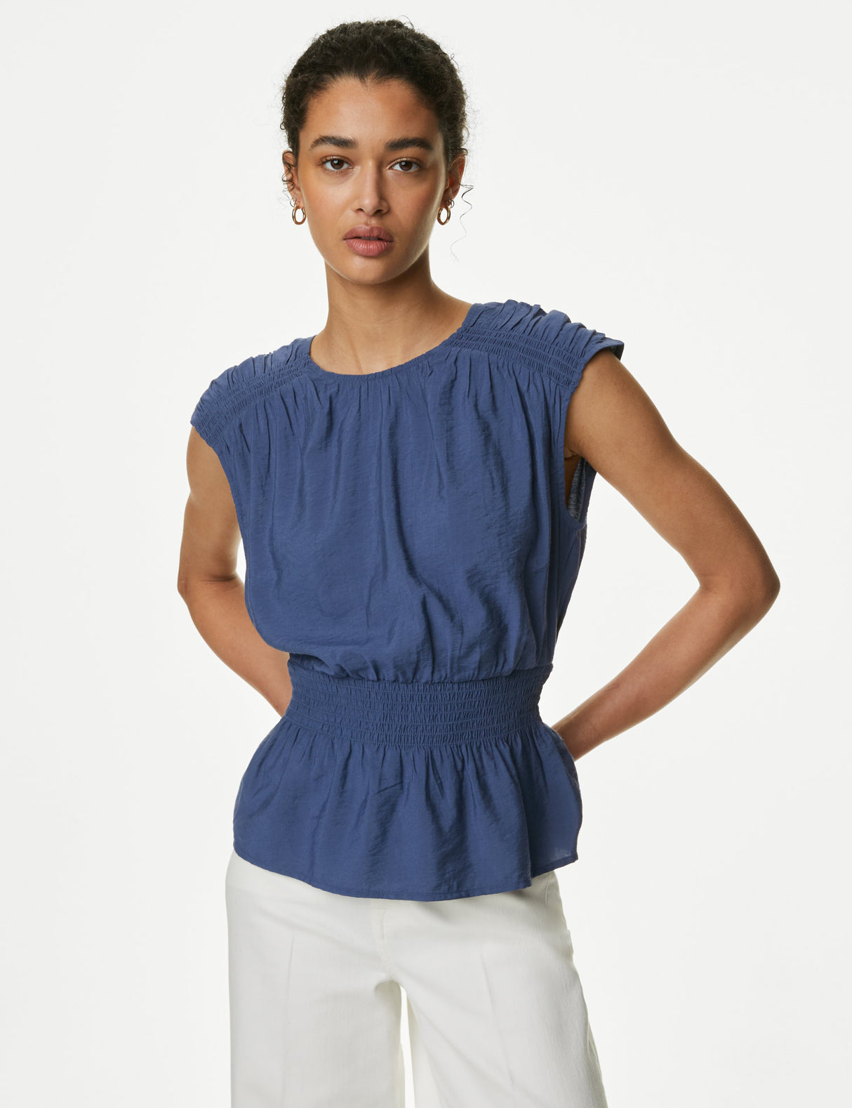 Blusa sin mangas con detalles elásticos