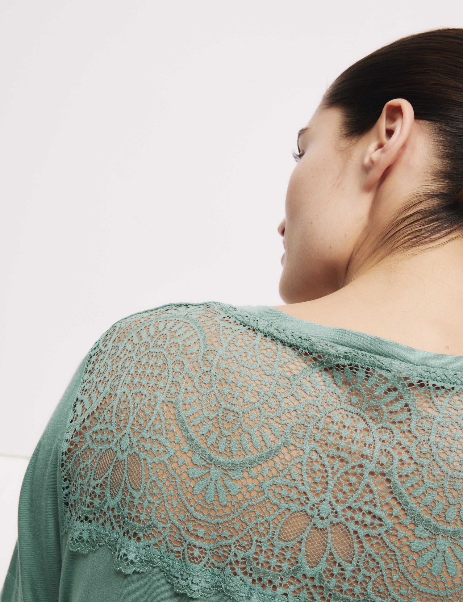 Camisola de manga corta con detalle de encaje