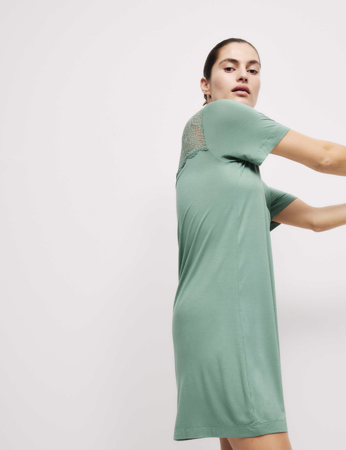 Camisola de manga corta con detalle de encaje