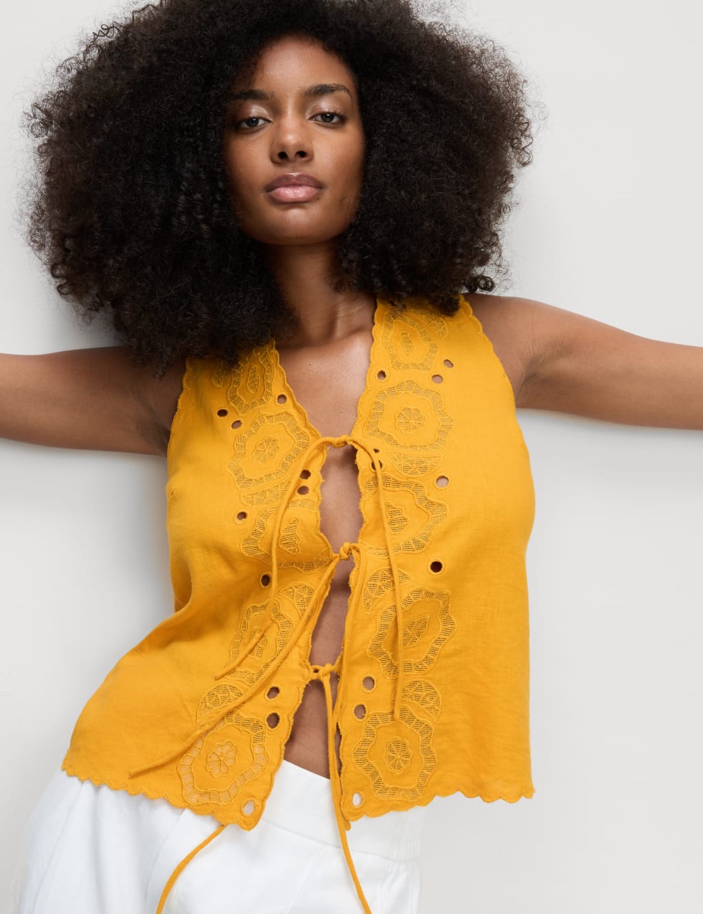 Blusa de lino sin mangas calada y detalle lazos