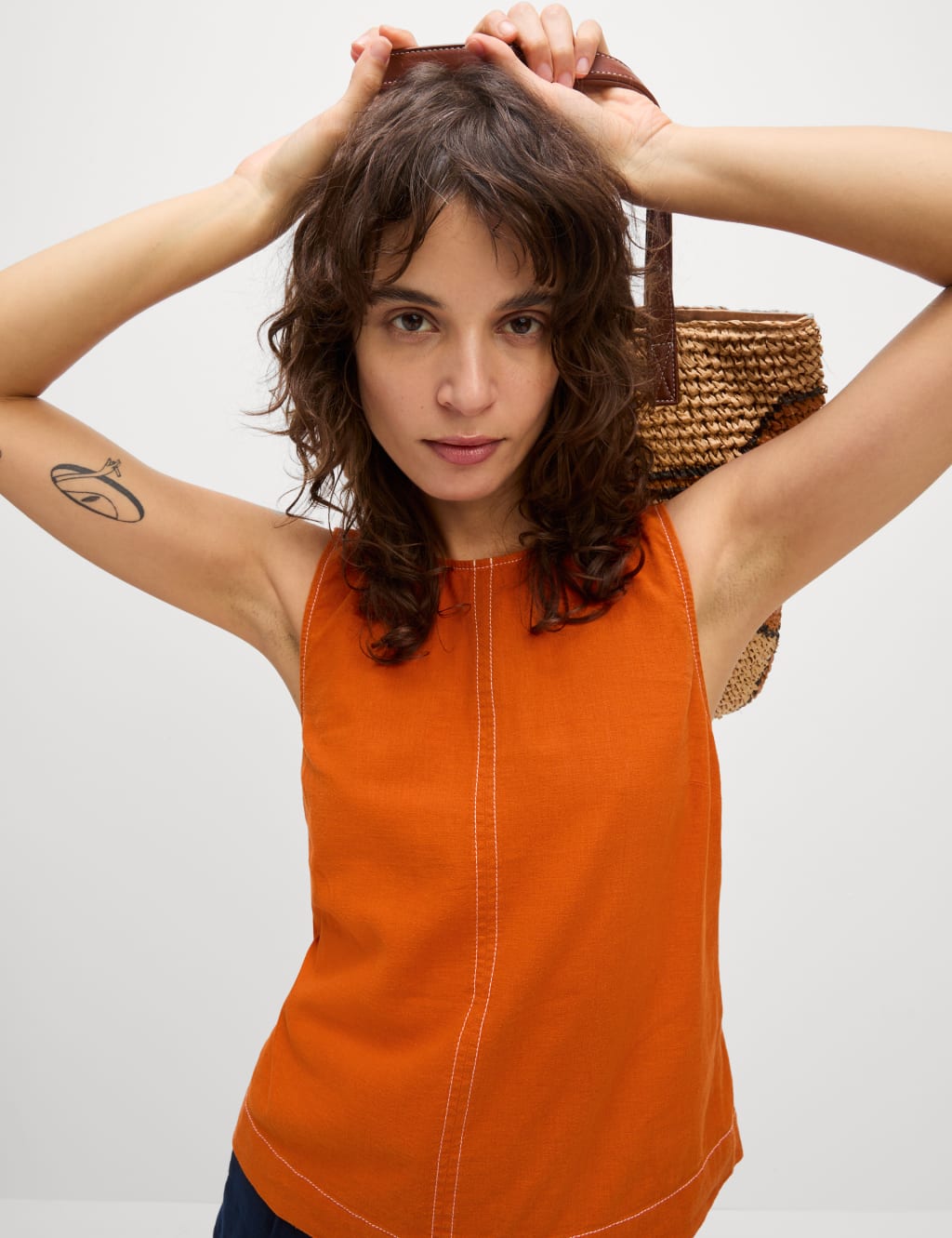 Blusa de lino sin mangas con abertura en espalda