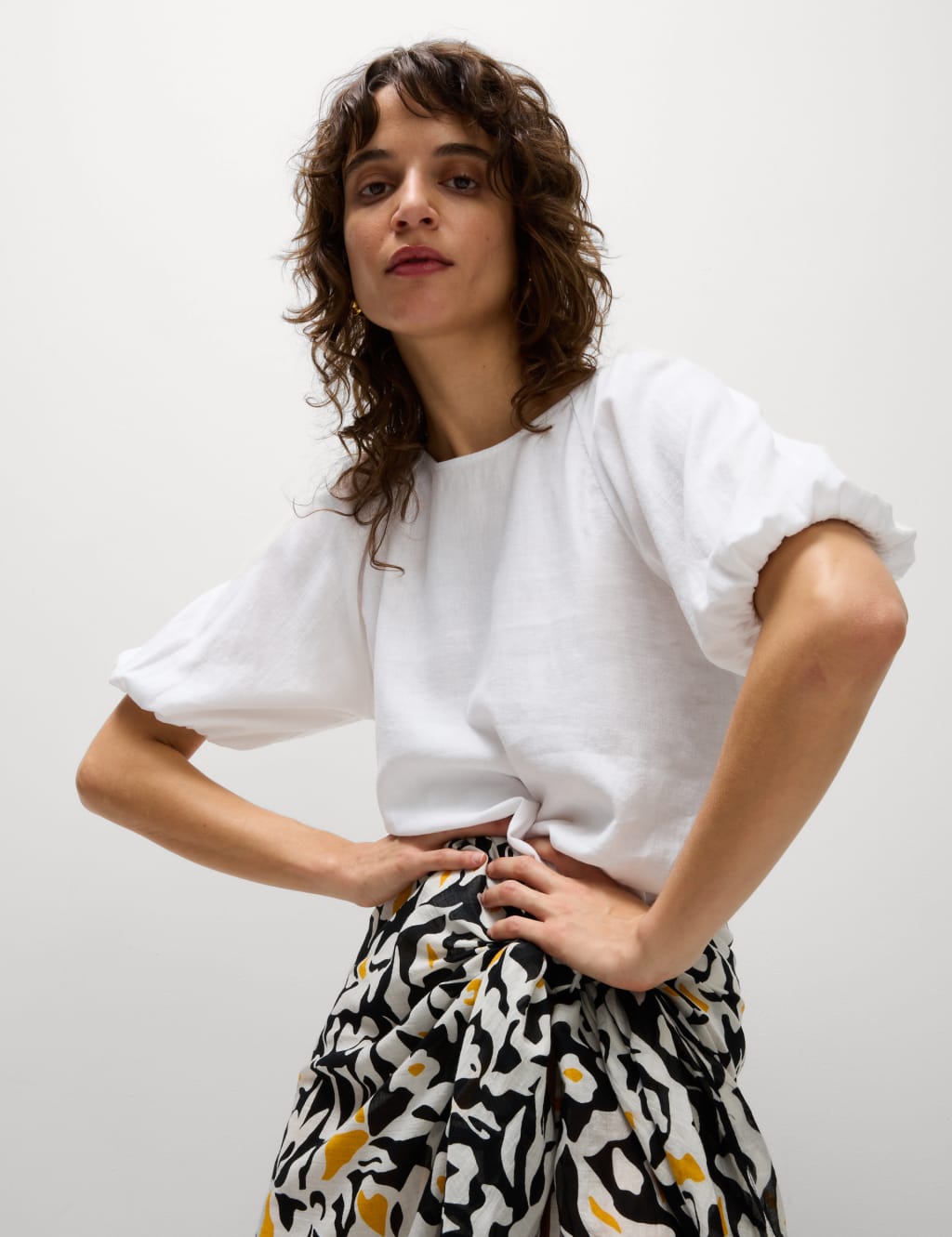 Blusa de lino con manga corta abullonada
