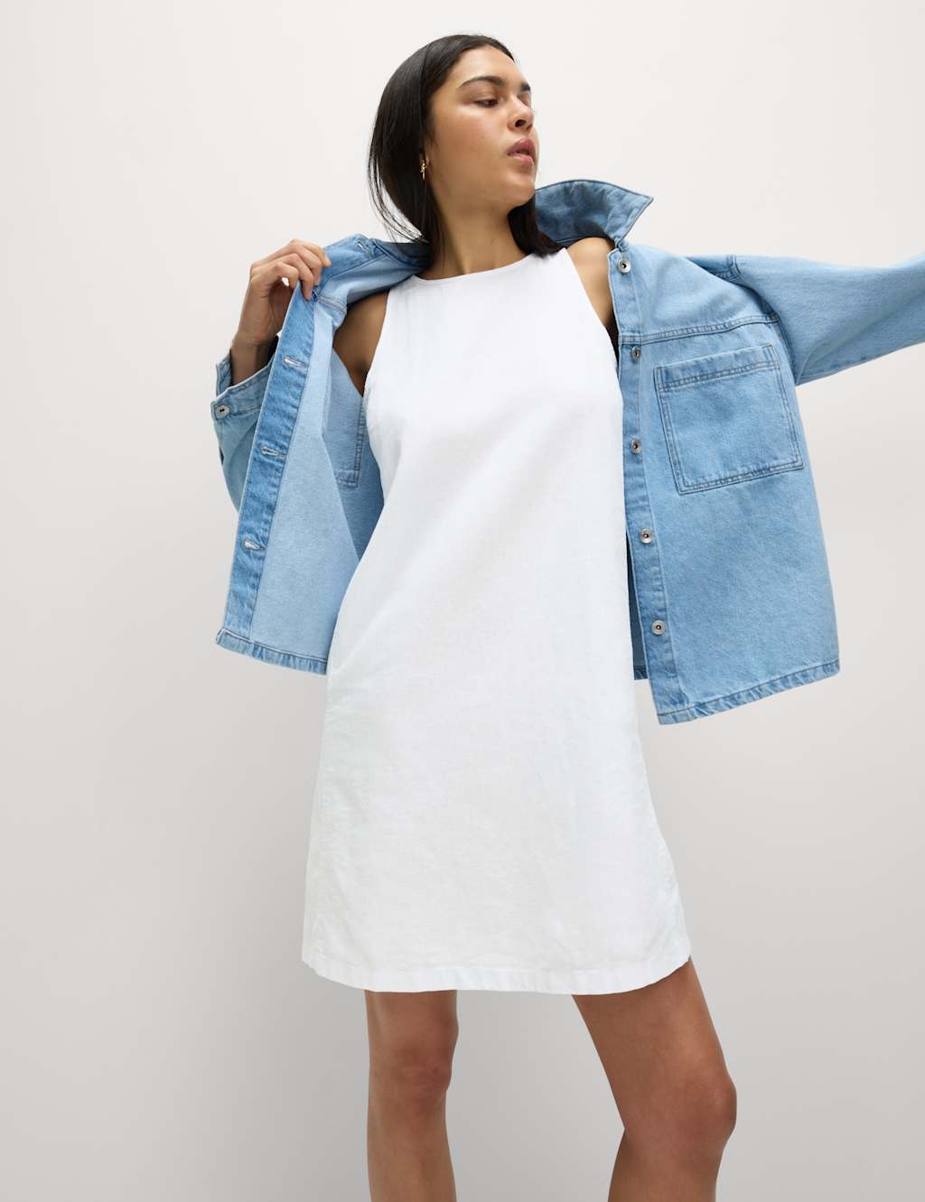 Vestido de lino sin mangas corte swing