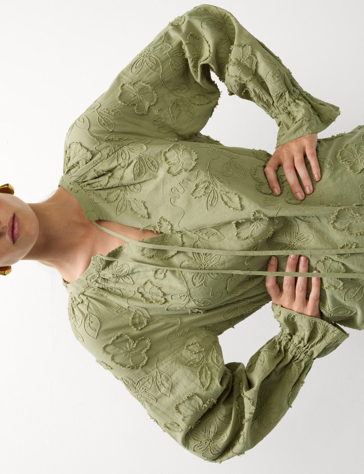 Blusa de manga larga con cuello maho y apliques