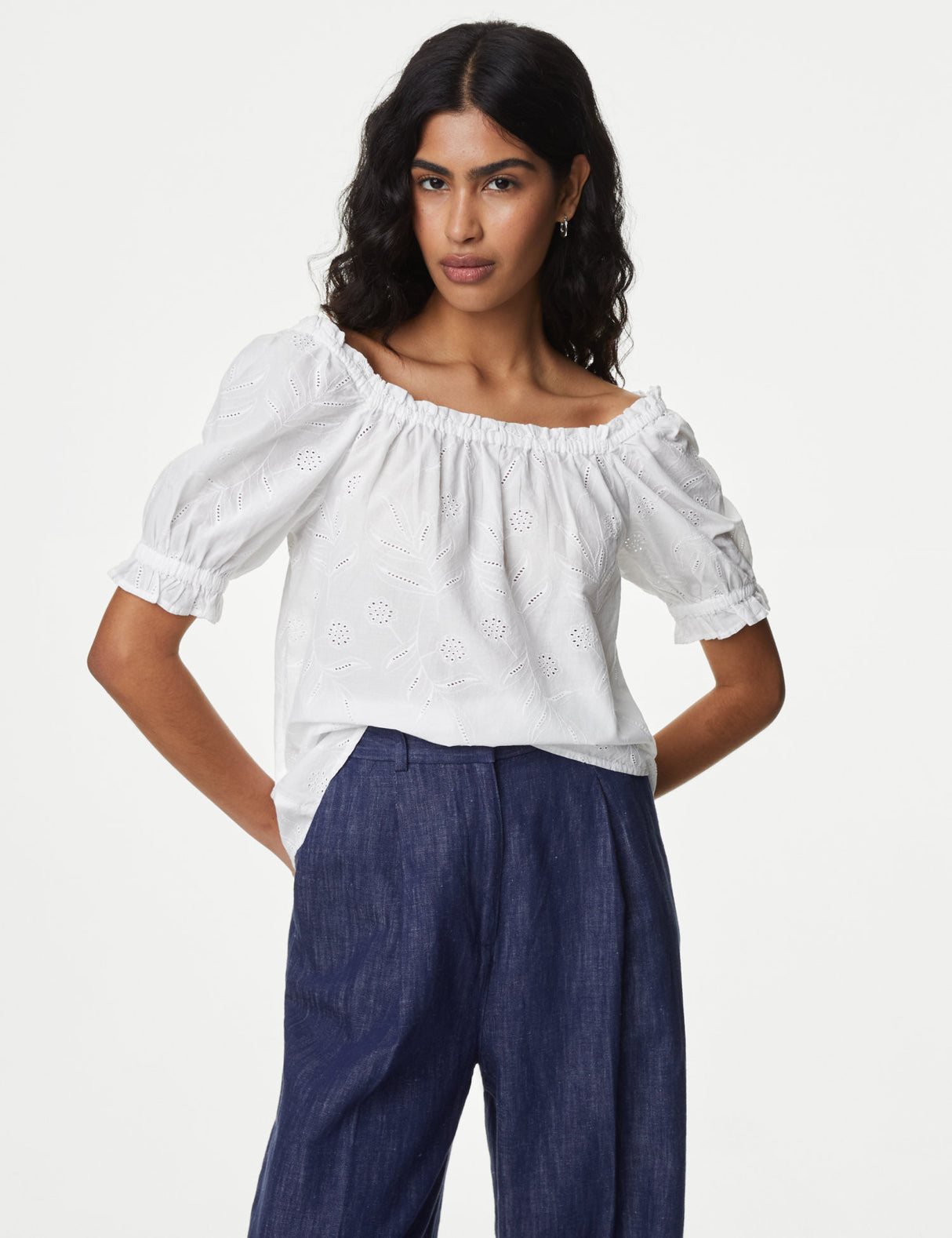 Blusa de manga corta con detalles elásticos