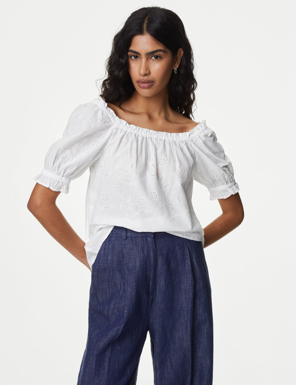 Blusa de manga corta con detalles elásticos