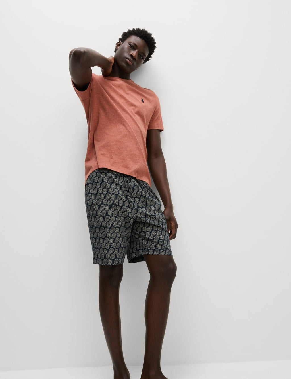 Pijama corto en punto con diseño de piñas