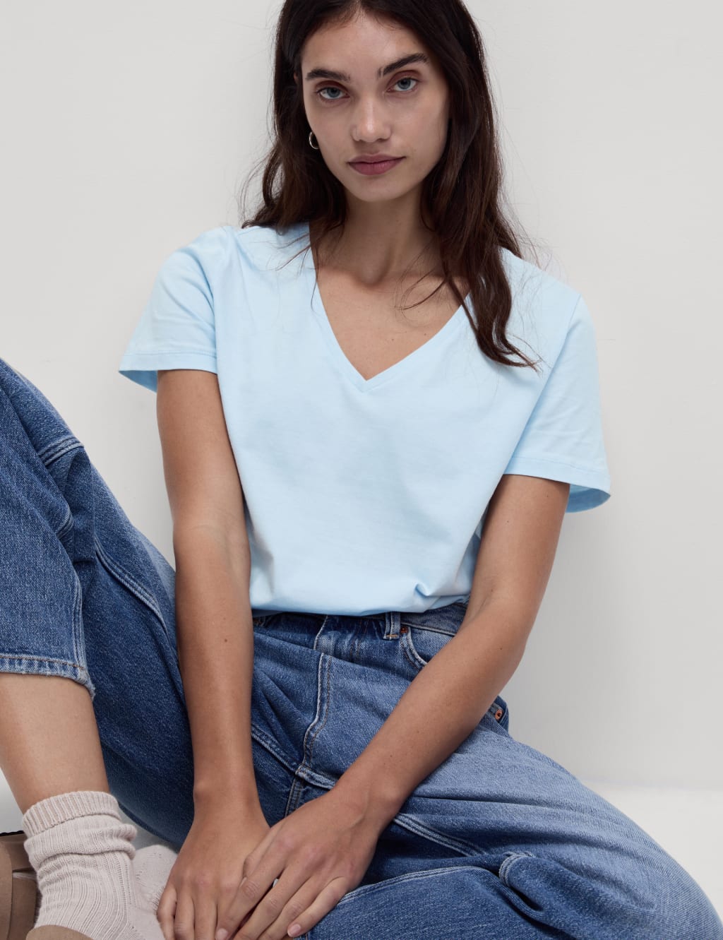 Camiseta básica de manga corta y escote en pico