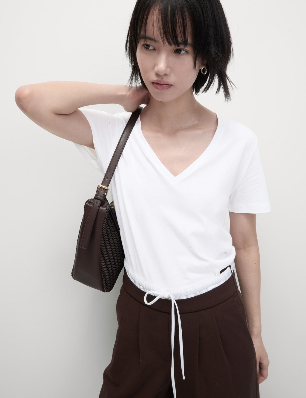 Camiseta básica de manga corta y escote en pico