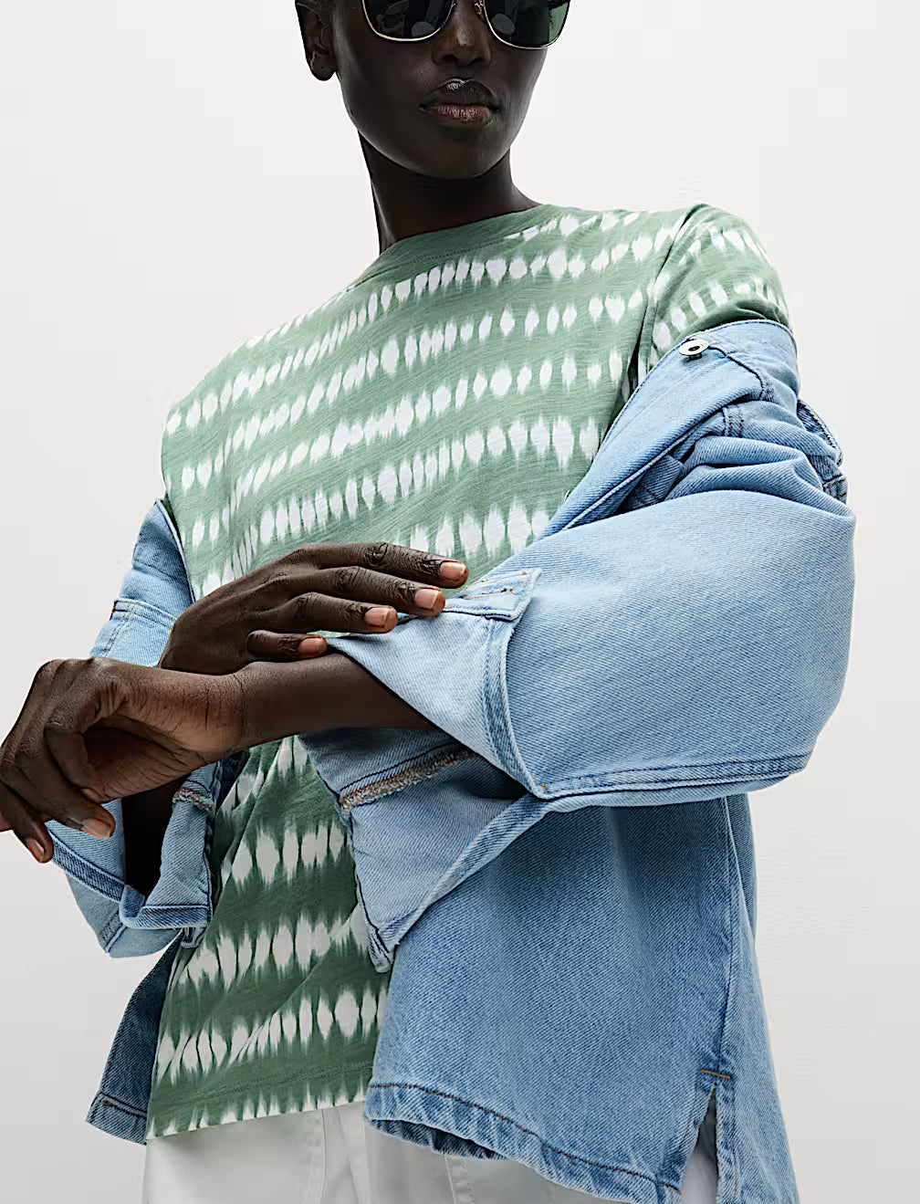 Camiseta básica de manga corta y escorte pico de corte relax