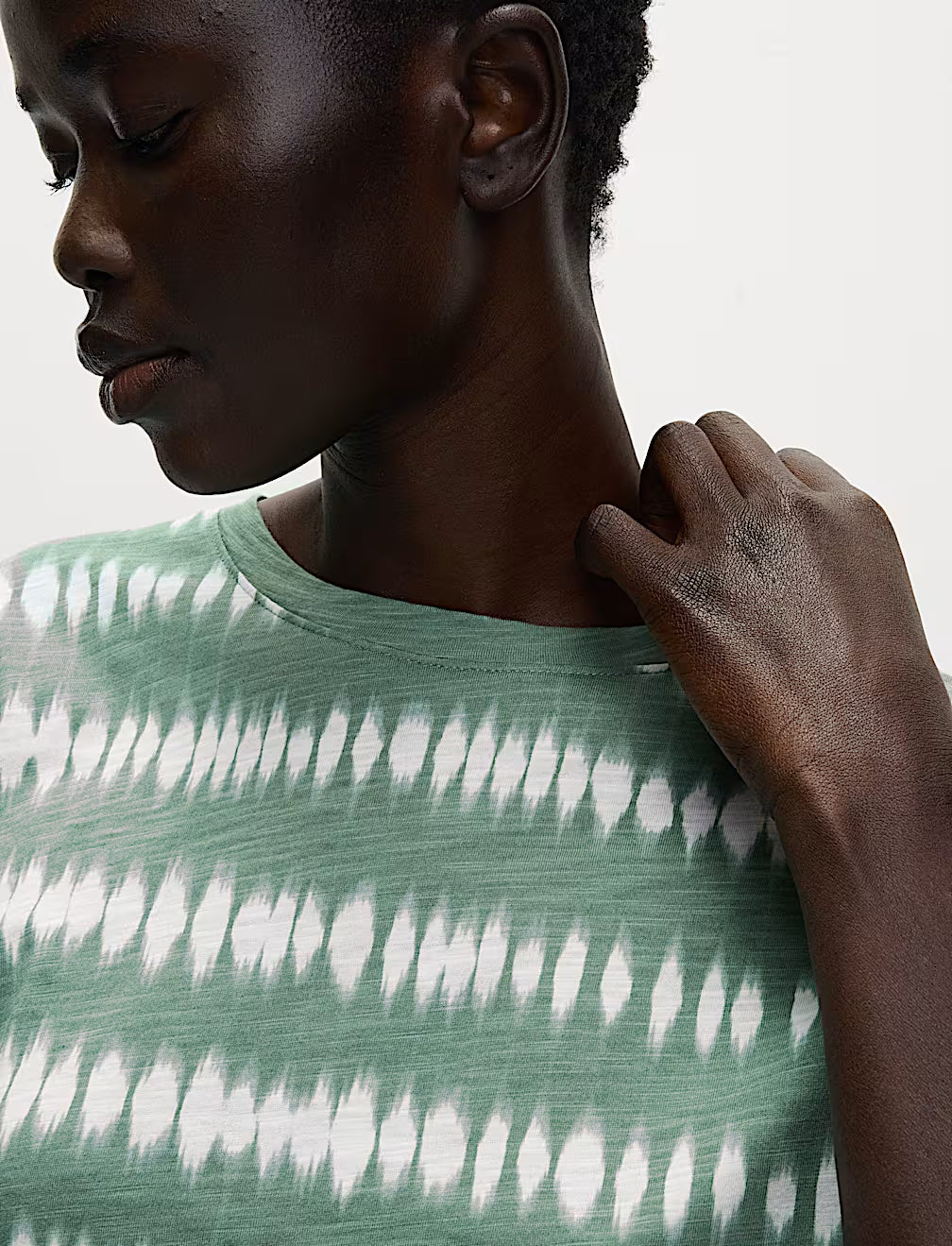 Camiseta básica de manga corta y escorte pico de corte relax