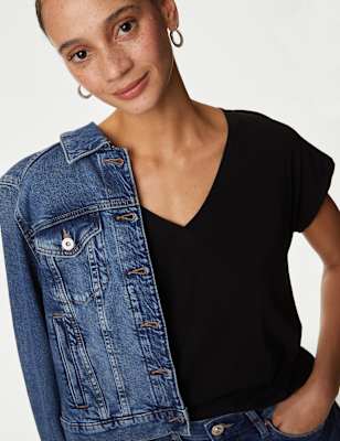 Camiseta básica de manga corta y escote pico de corte relax