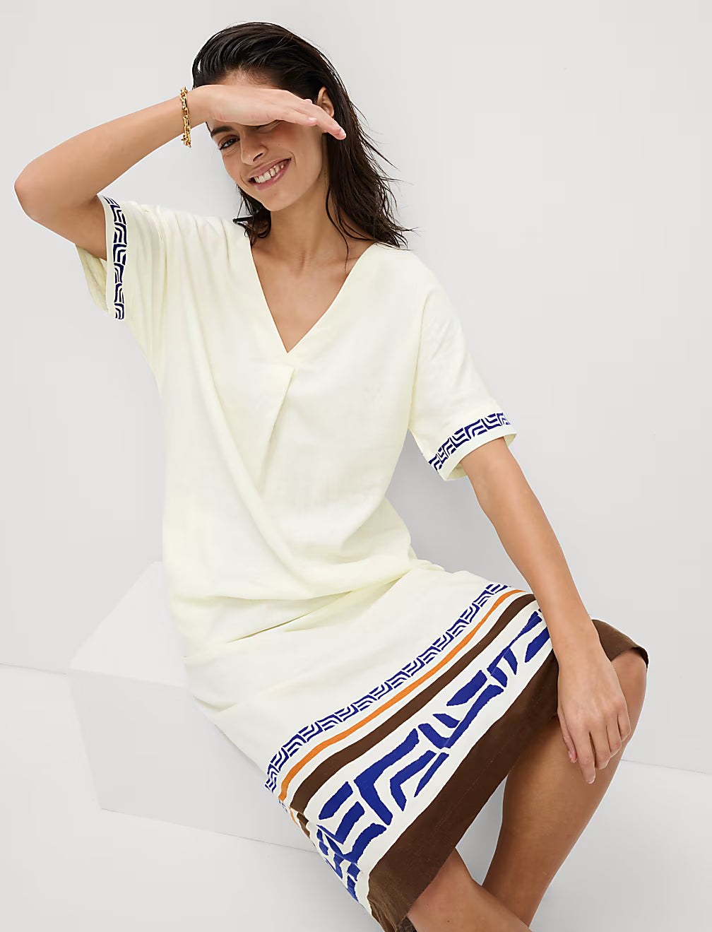 Vestido recto a media pierna de lino de escote en pico estampado