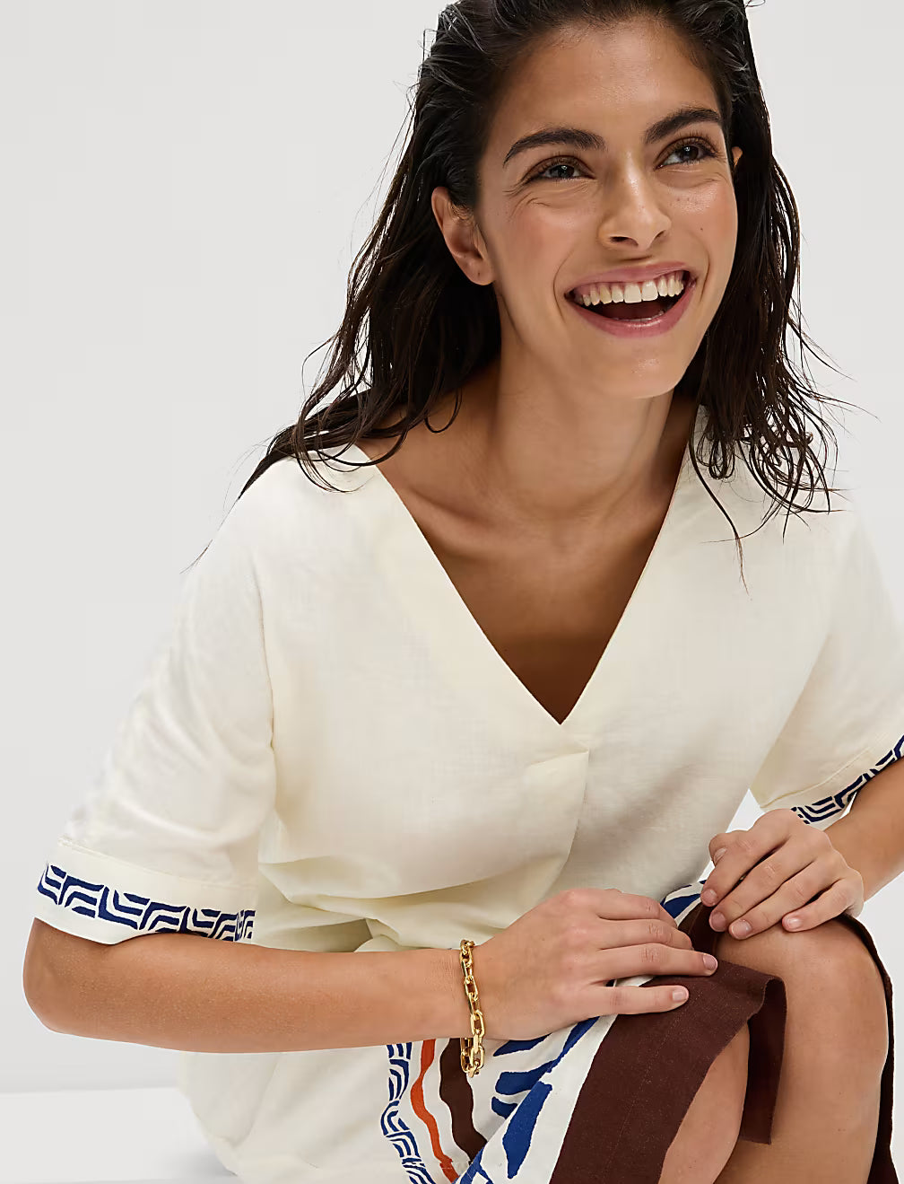 Vestido recto a media pierna de lino de escote en pico estampado