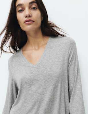 Camisón de manga larga y escote pico con detalle de encaje