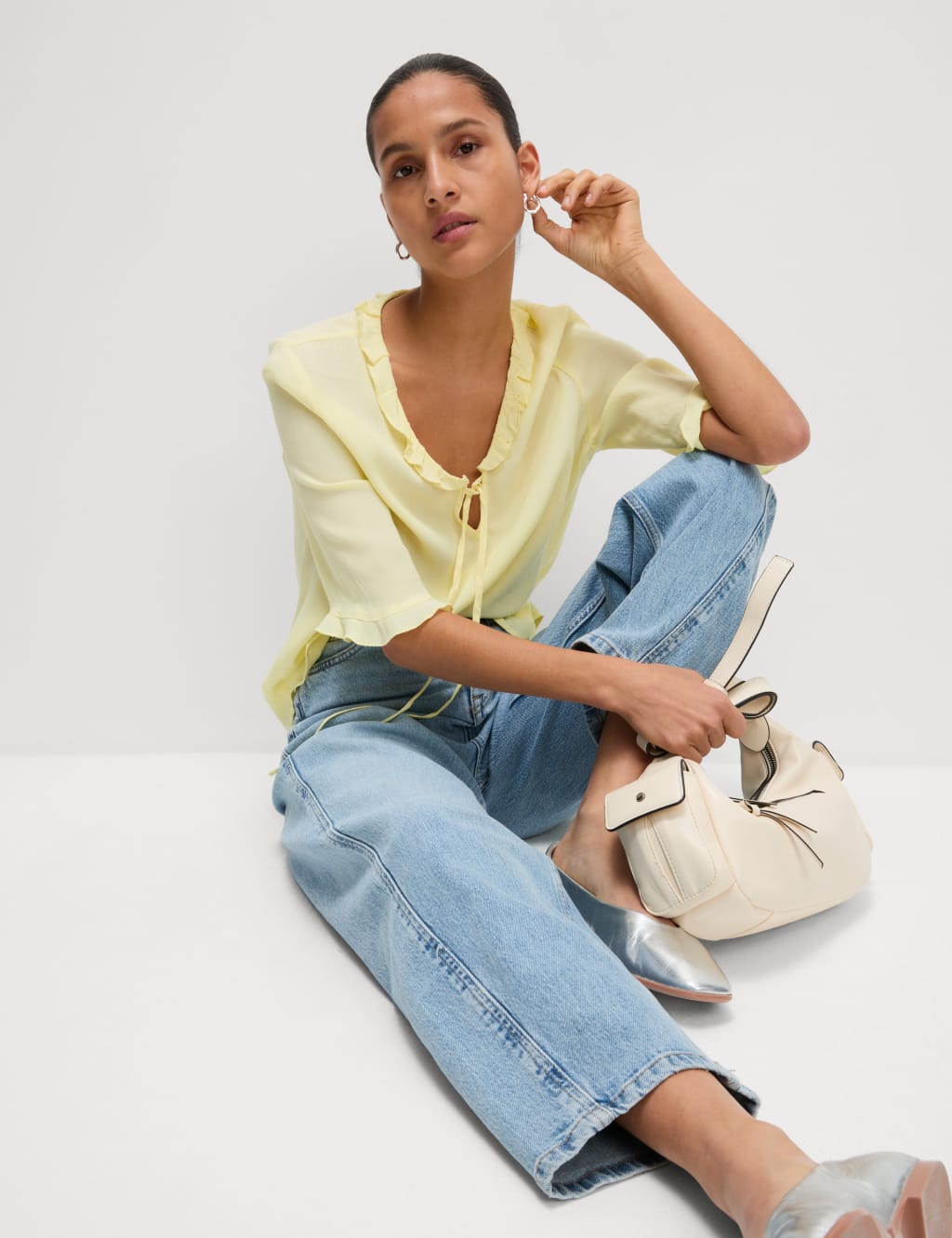 Blusa de manga corta con detalle volante