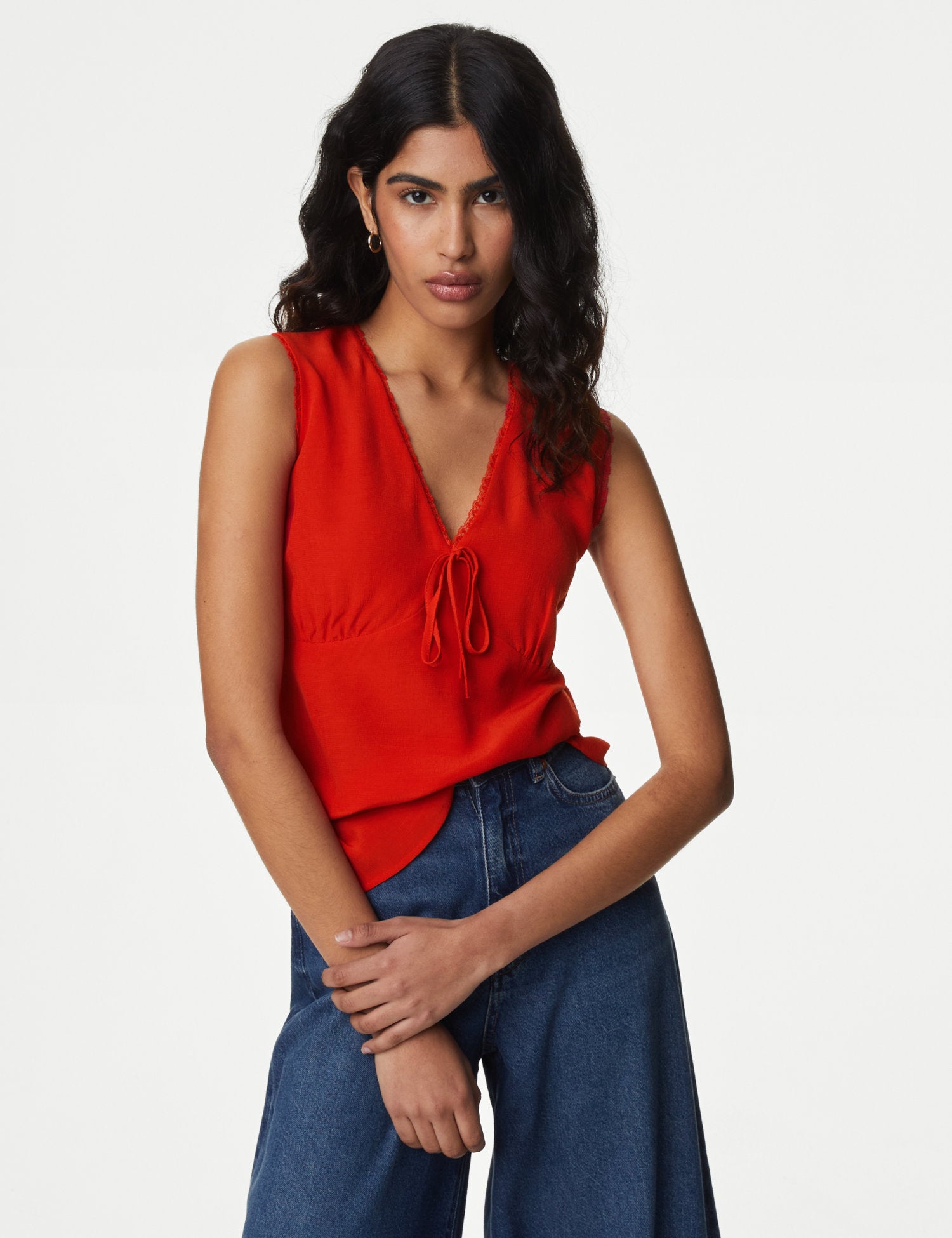 Blusa sin mangas con escote pico y lazo