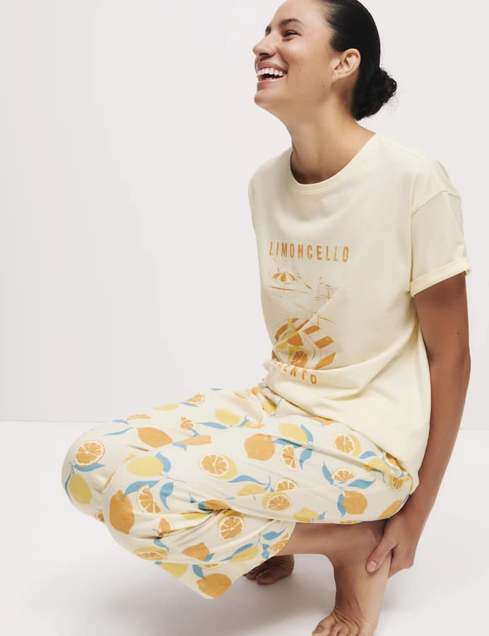 Pijama de diseño con  manga corta y pantalón pesquero FP