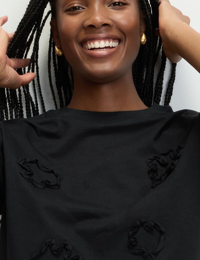 Top de manga corta con apliques