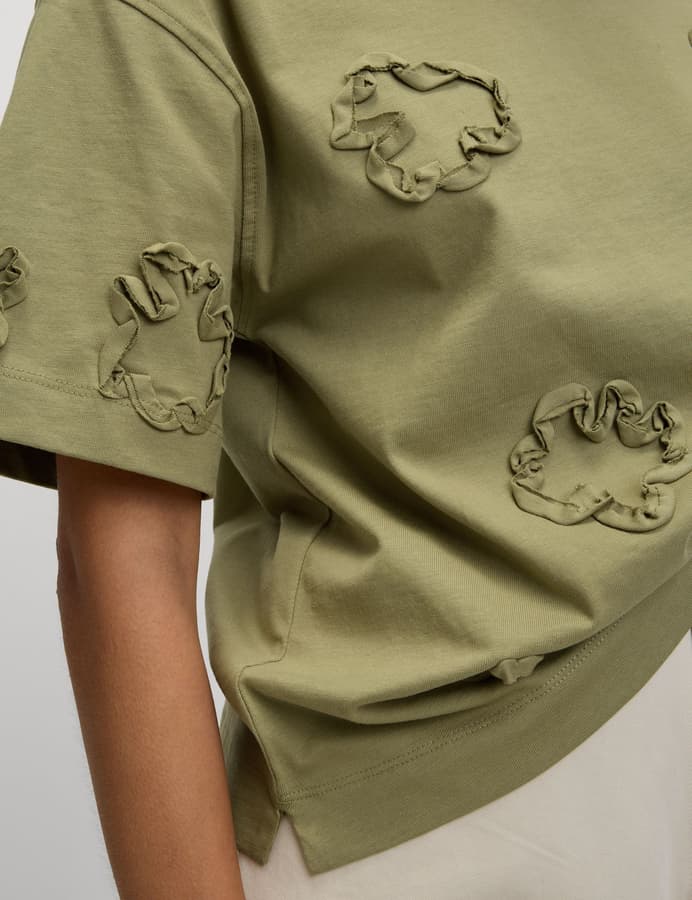 Top de manga corta con apliques