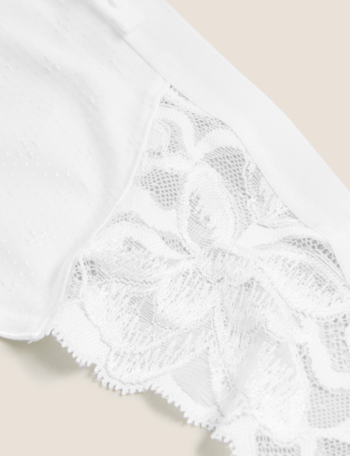 Braga alta detalle encaje