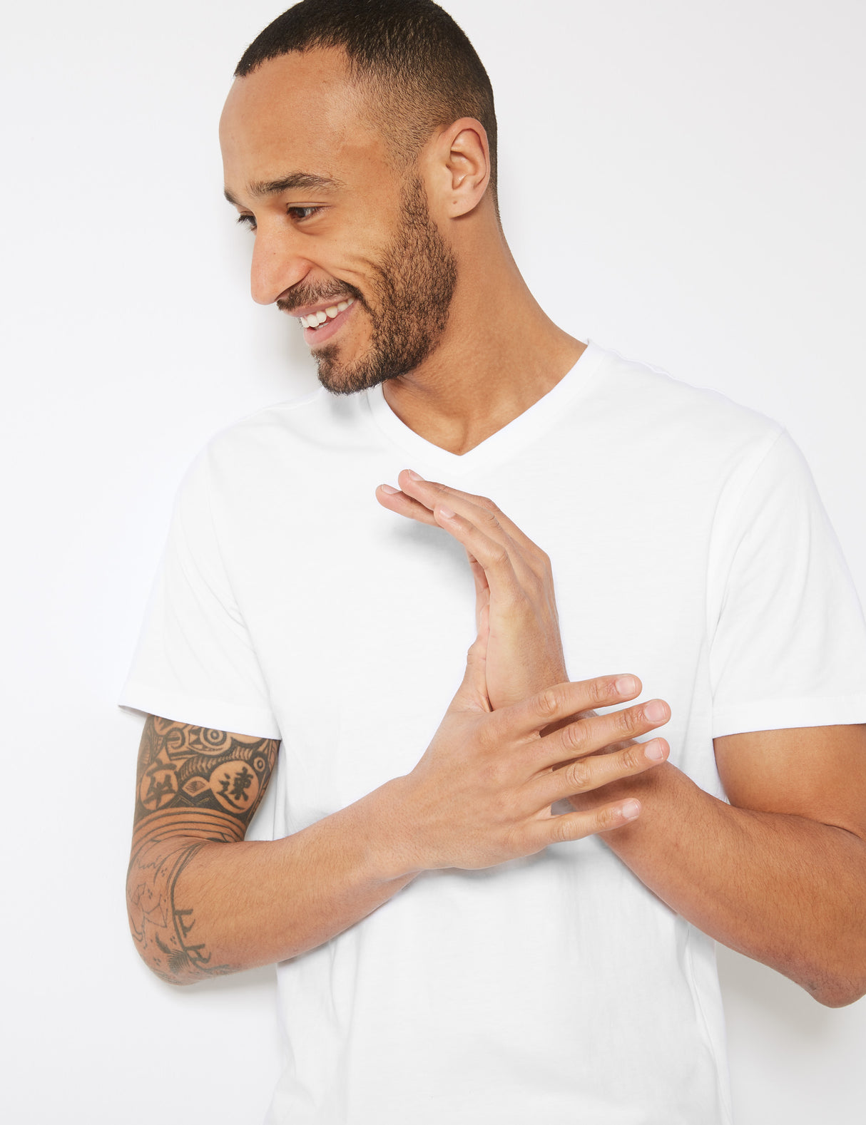 Camiseta cuello pico manga corta lisa