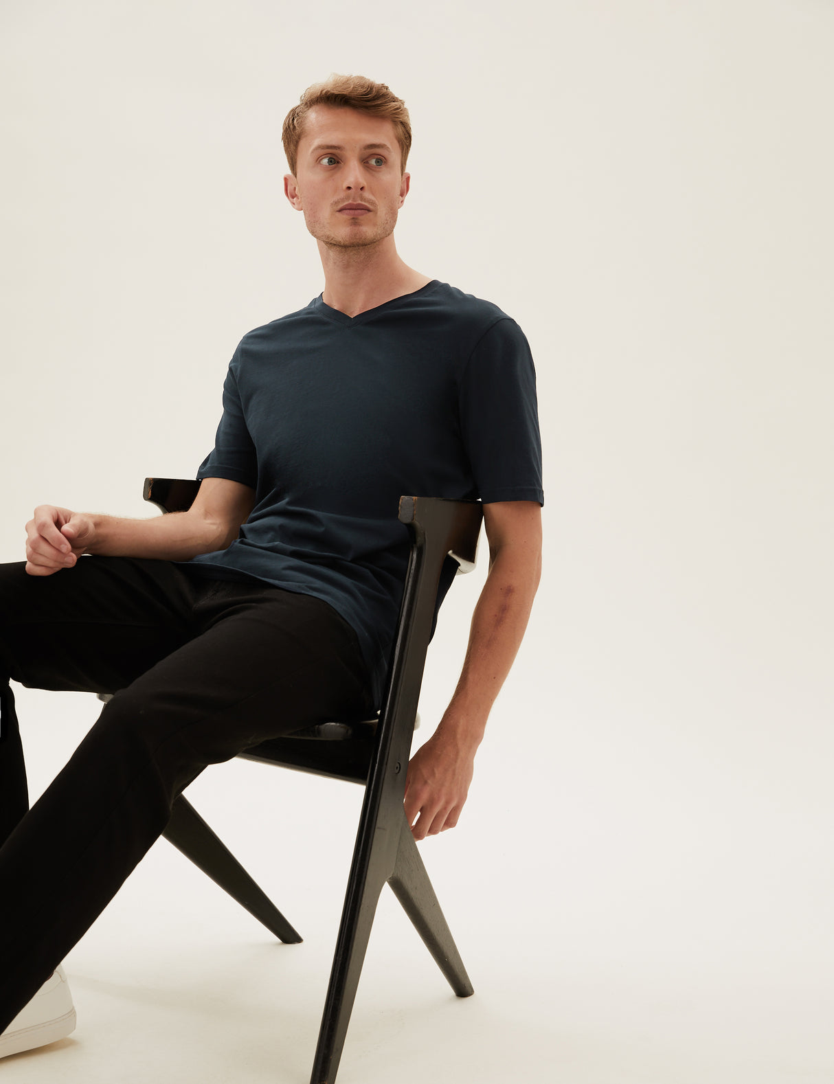 Camiseta cuello pico manga corta lisa