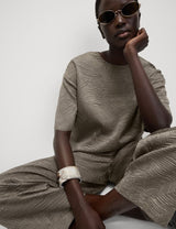 Top de manga corta con estampado en relieve