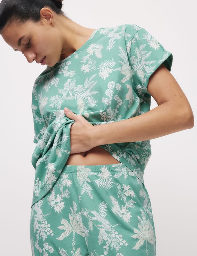 Pijama de diseño con  manga corta y pantalón pesquero FP