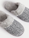 Zapatilla cerrada con detalle pelo