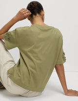 Top de manga corta con apliques