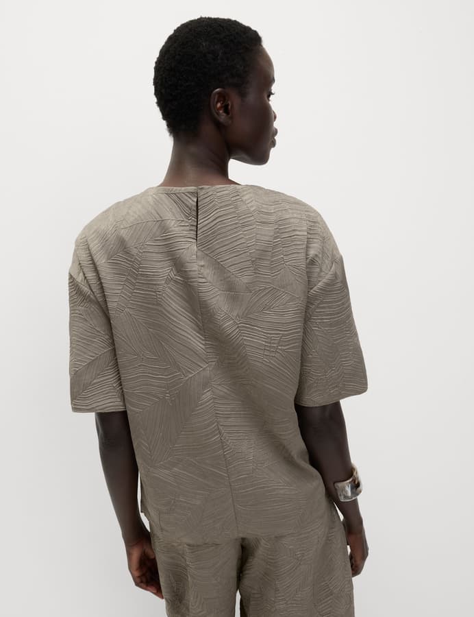 Top de manga corta con estampado en relieve