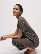 Pijama de largo pescador y top de manga corta con diseño