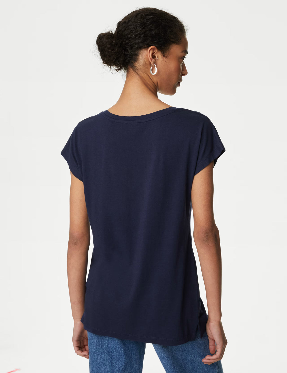 Camiseta básica de manga corta y escote pico de corte relax