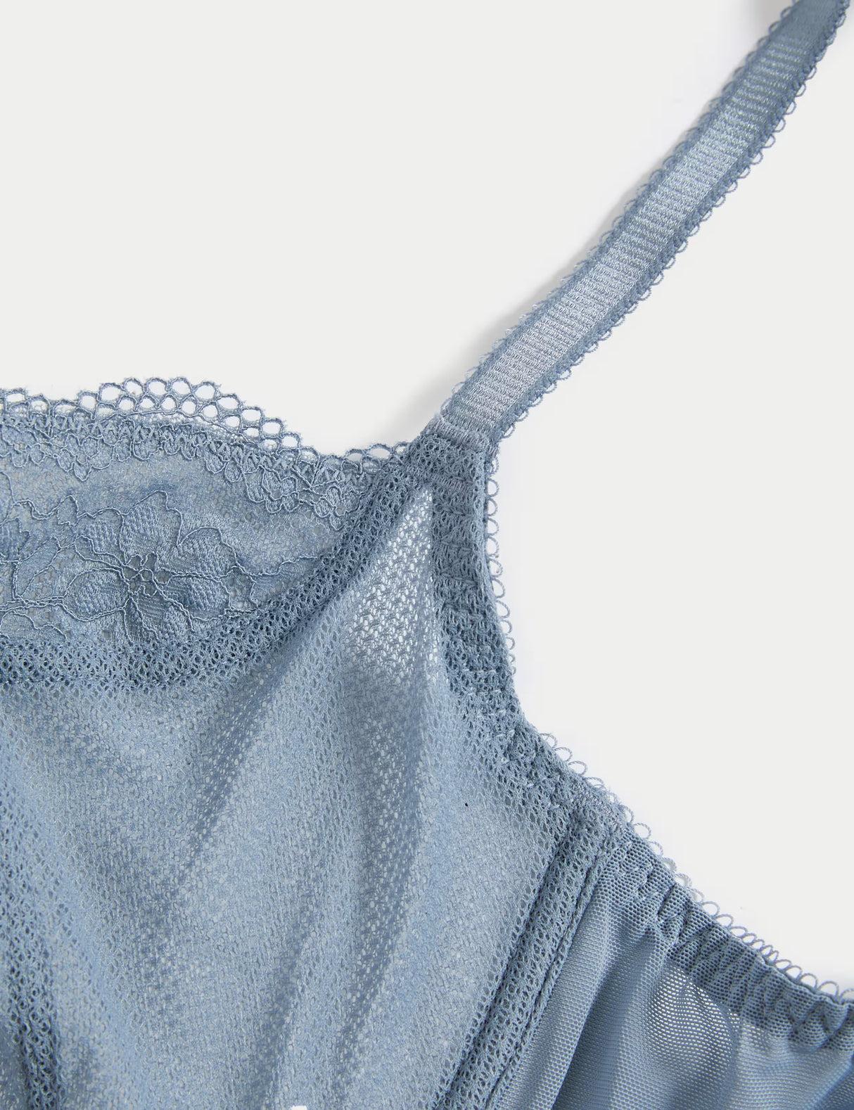 Sujetador  con aro sin relleno y corte Balcony