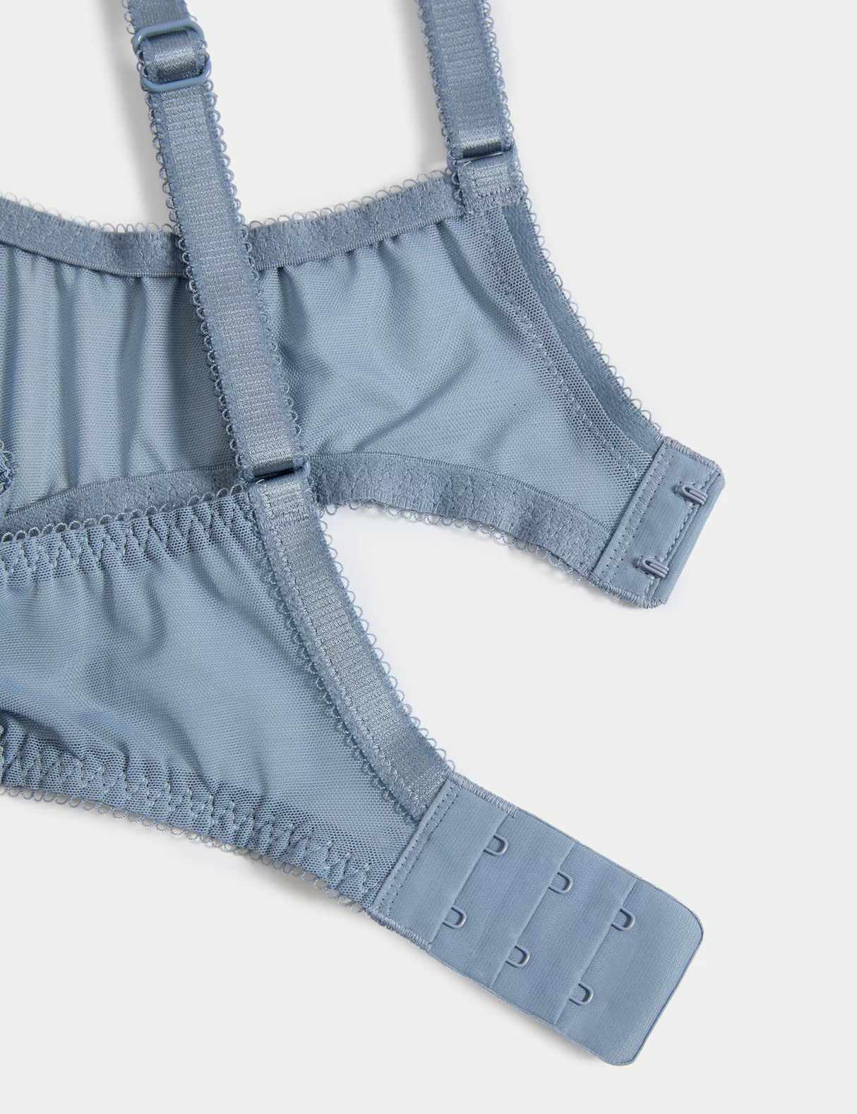 Sujetador  con aro sin relleno y corte Balcony